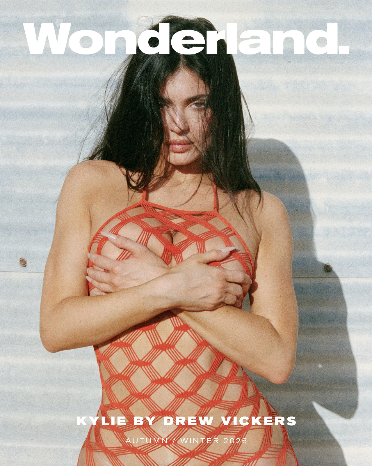 Kylie Jenner pose pour Wonderland dans une robe rouge ultra ajourée