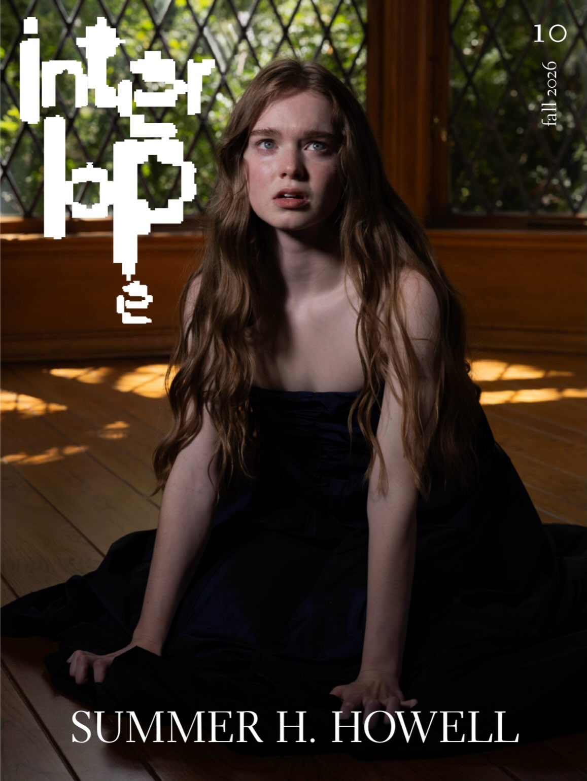 Summer H. Howell chez Interlope : ventre nu et maison hantée