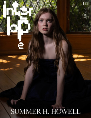 Summer H. Howell chez Interlope : ventre nu et maison hantée