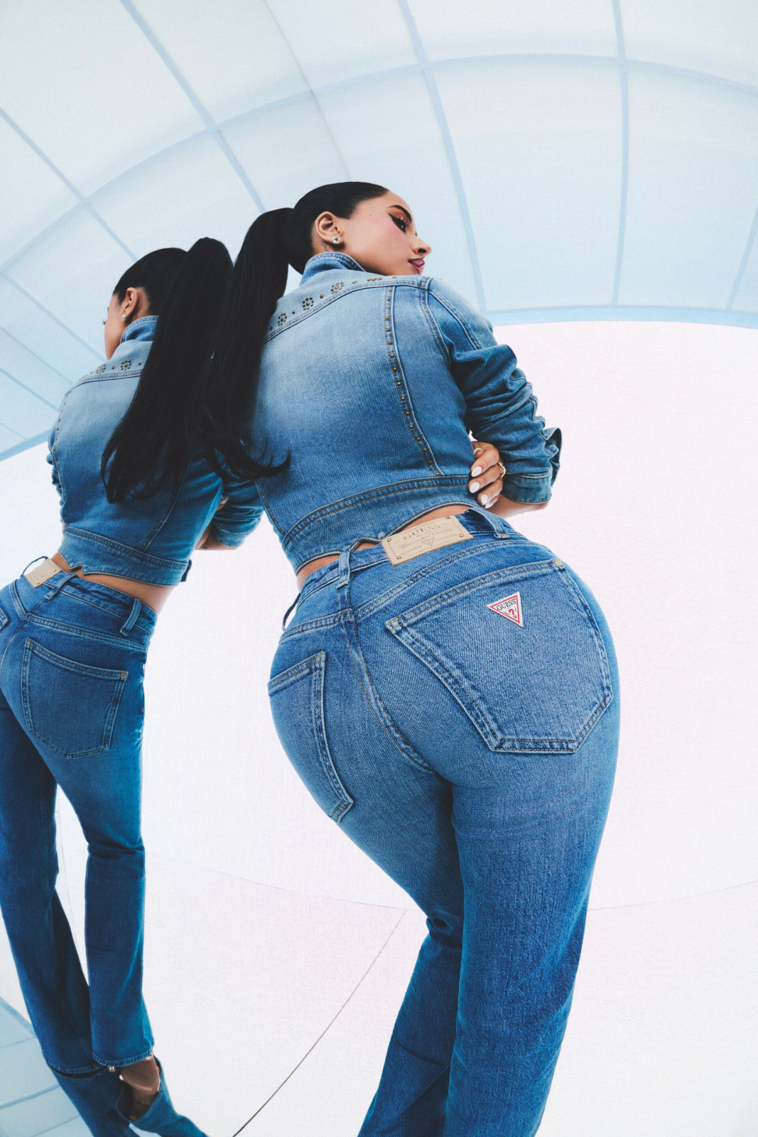 Becky G dévoile ses courbes en jean pour Guess B