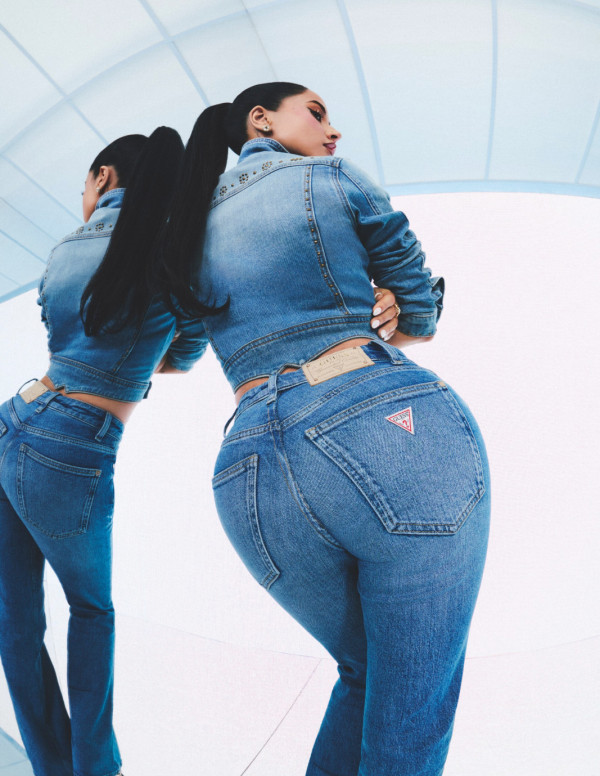 Becky G dévoile ses courbes en jean pour Guess B