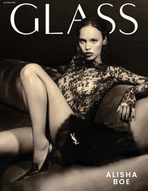 Maya Hawke pose pour Vogue Espagne en dentelle transparente et jambes nues