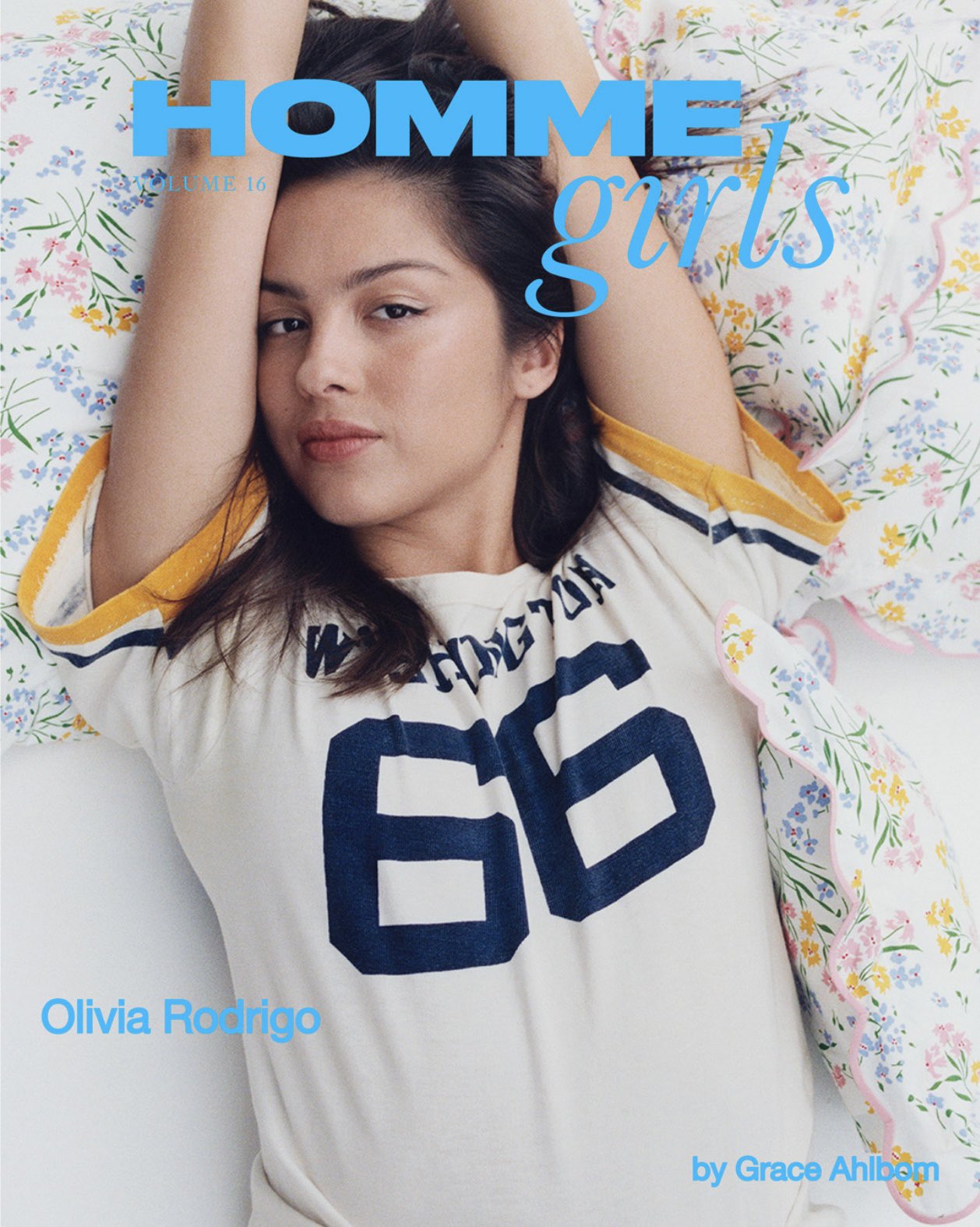 Olivia Rodrigo pose pour Homme Girls en tee-shirt oversize et bras levés