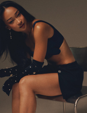 Callina Liang dévoile son ventre et ses longues jambes pour Timid