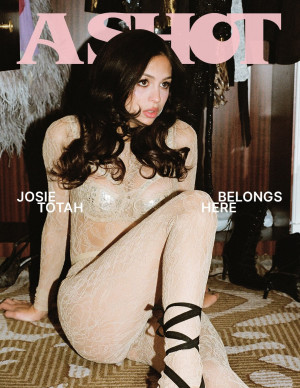 Josie Totah pose en lingerie de dentelle transparente pour A Shot
