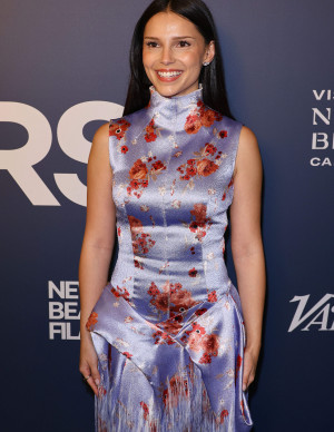 Inde Navarrette ose une robe fendue à franges aux Variety Honors