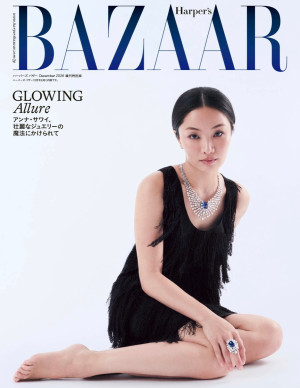 Anna Sawai ose la minirobe noire et les jambes nues pour Bazaar