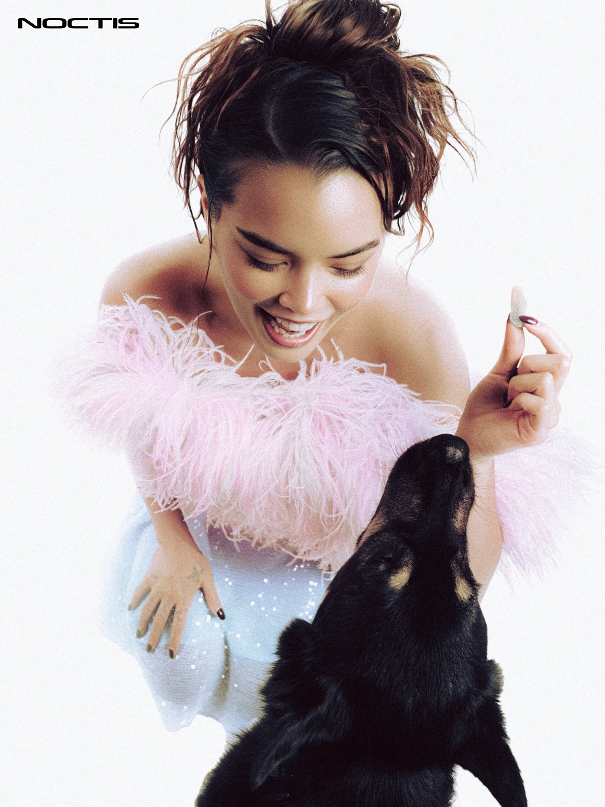 Paris Berelc ose le haut transparent et les paillettes chez Noctis