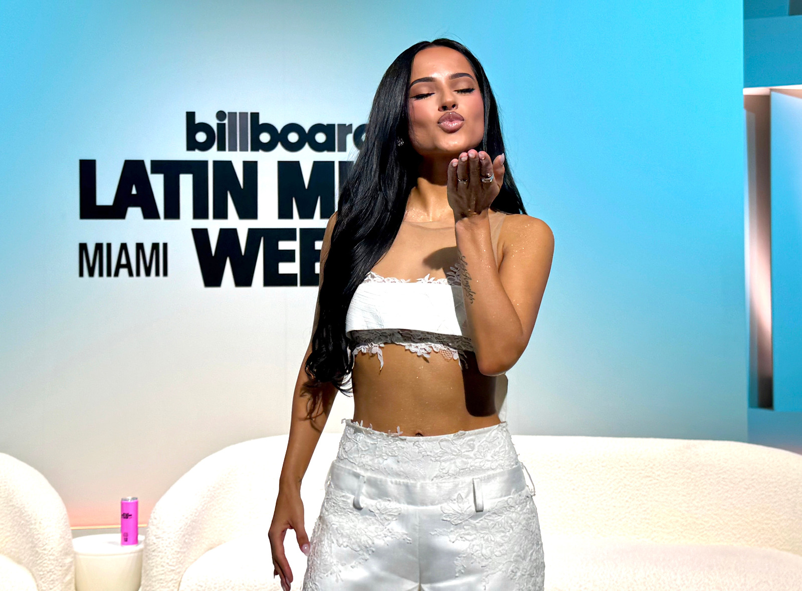 Becky G dévoile son ventre en dentelle à Billboard Latin Music Week