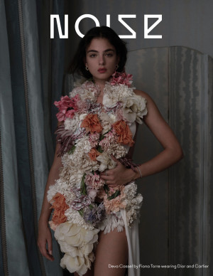 Deva Cassel pose pour Beyond Noise entre lingerie blanche et jambes nues