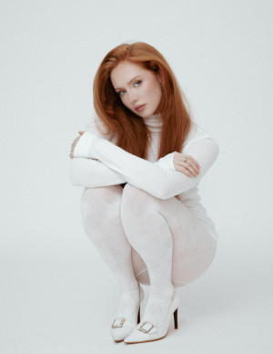 Erin Monaghan dévoile ses jambes en collants noirs devant Thomas Van Cam