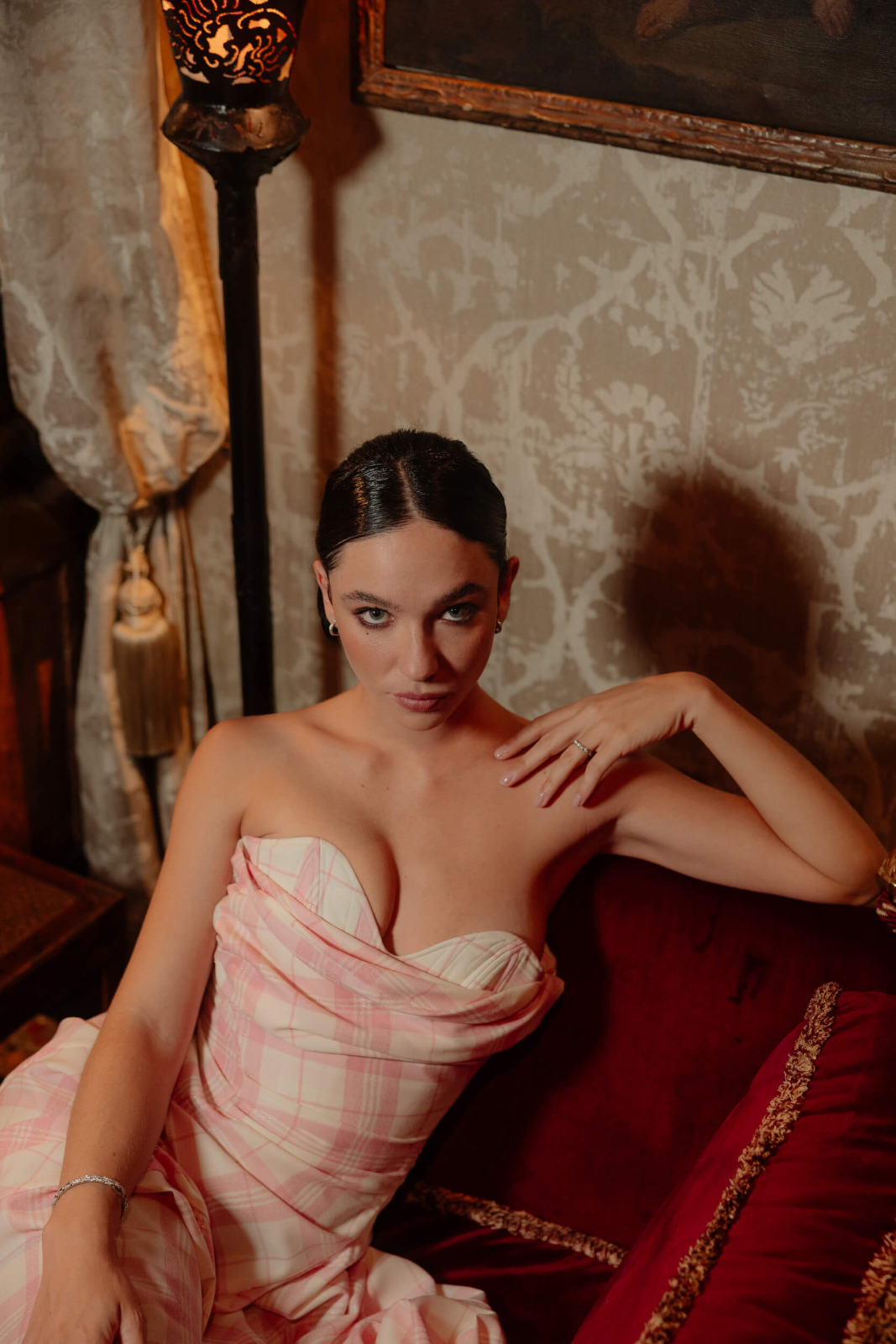 Matilda De Angelis dévoile son décolleté dans The Italian Rêve