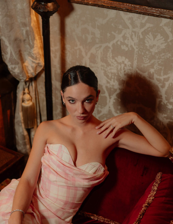 Matilda De Angelis dévoile son décolleté dans The Italian Rêve