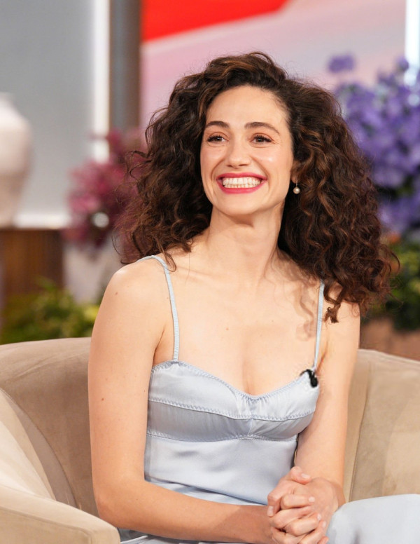 Emmy Rossum chez Jennifer Hudson avec un décolleté satiné très séduisant