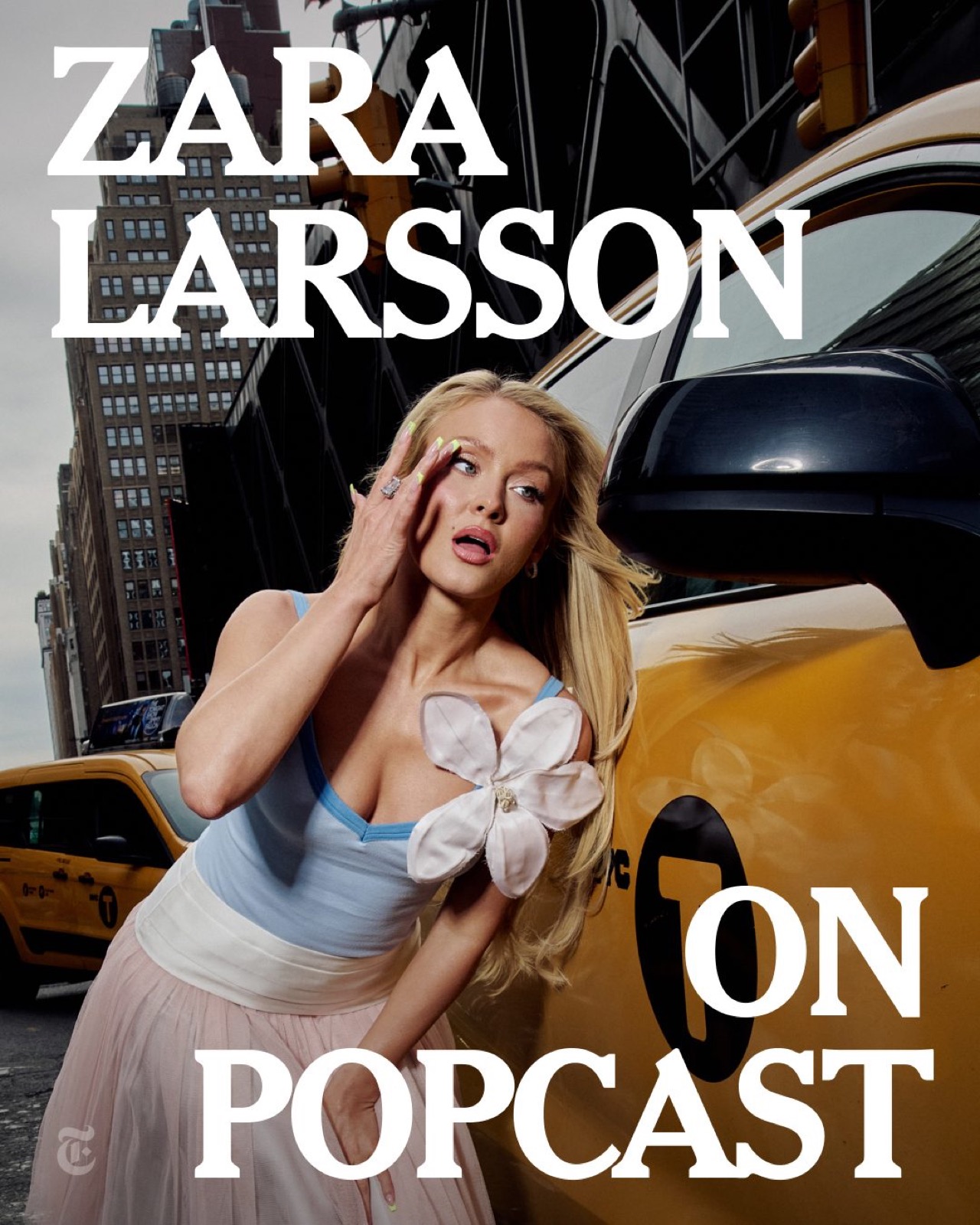 Zara Larsson pose pour Popcast avec un décolleté bleu très sexy