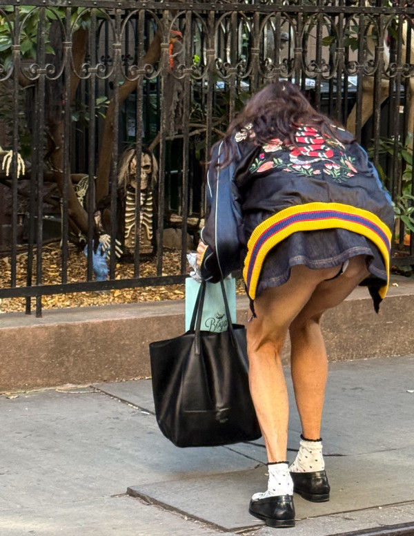 À New York, Famke Janssen se penche et sa minijupe remonte