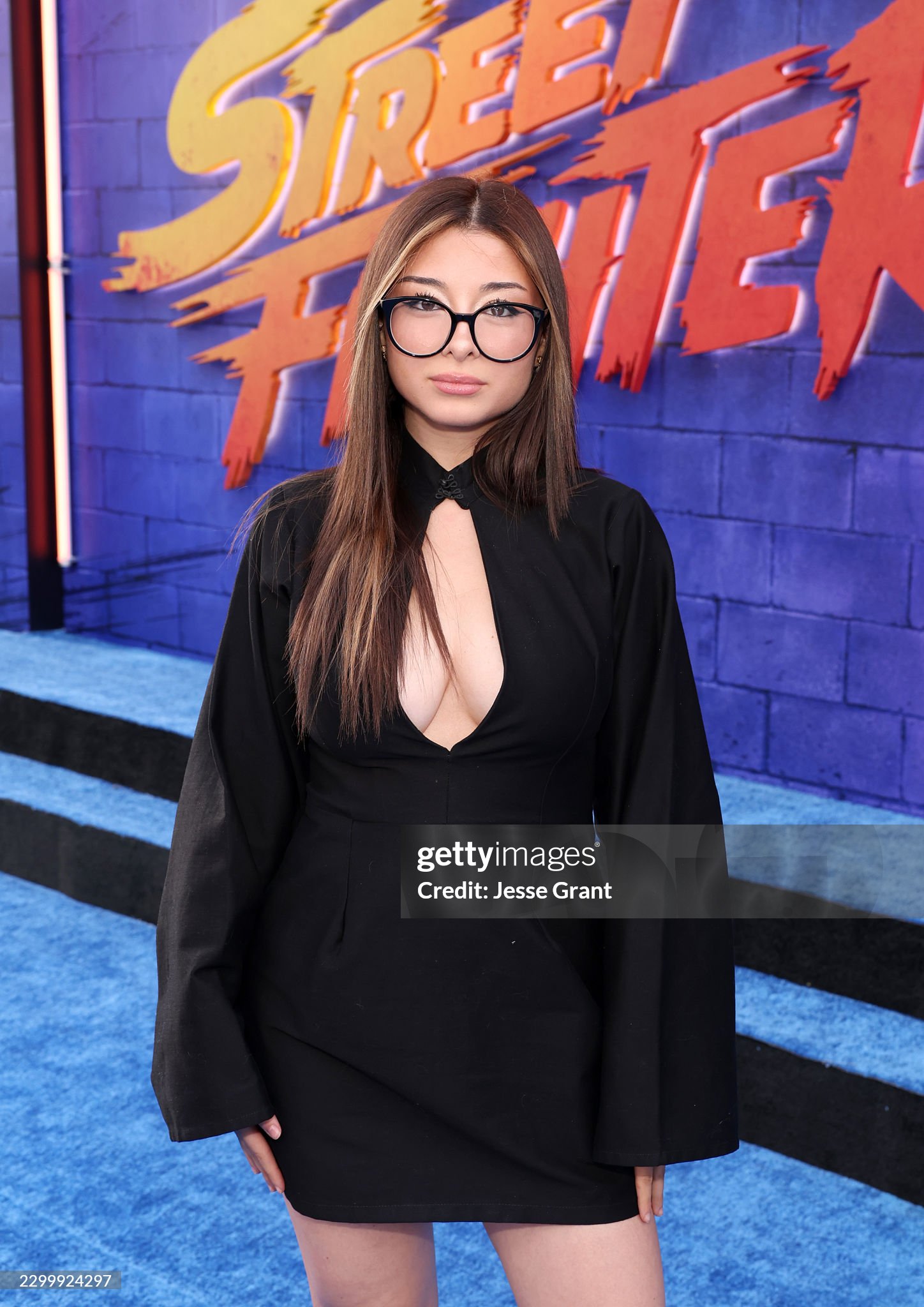 Helydia dévoile un décolleté plongeant à l'avant-première de Street Fighter à Los Angeles