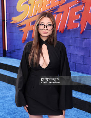 Helydia dévoile un décolleté plongeant à l'avant-première de Street Fighter à Los Angeles