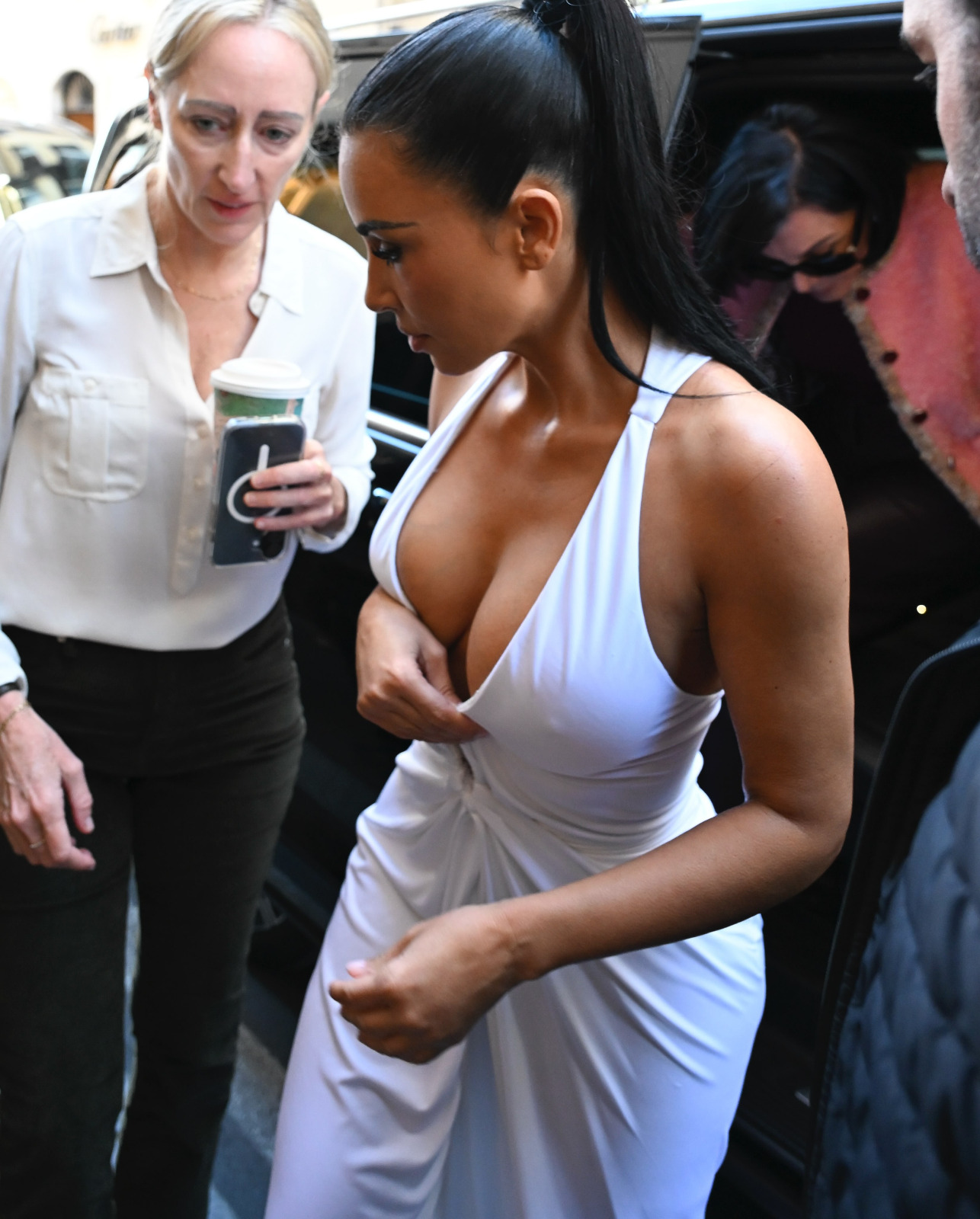 Kim Kardashian à Rome : robe blanche moulante et décolleté vertigineux