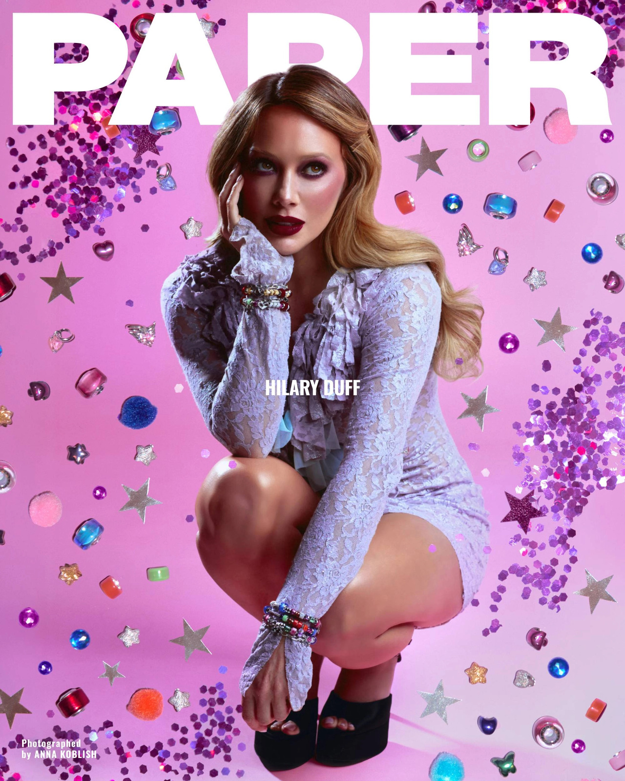 Hilary Duff pose pour PAPER Magazine en minirobe blanche et jambes dévoilées
