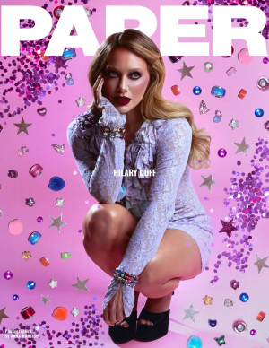 Hilary Duff pose pour PAPER Magazine en minirobe blanche et jambes dévoilées