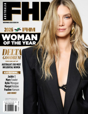 Delta Goodrem pose pour FHM Australia en blazer ouvert et dentelle