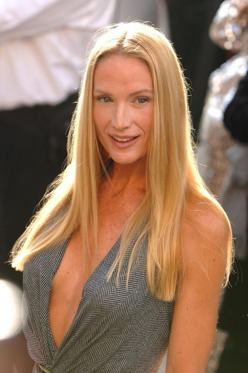Kelly Lynch