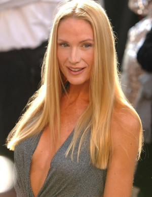 Kelly Lynch