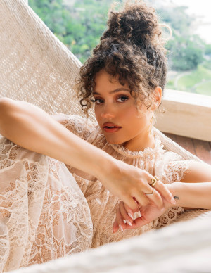 Sarah Jeffery nue